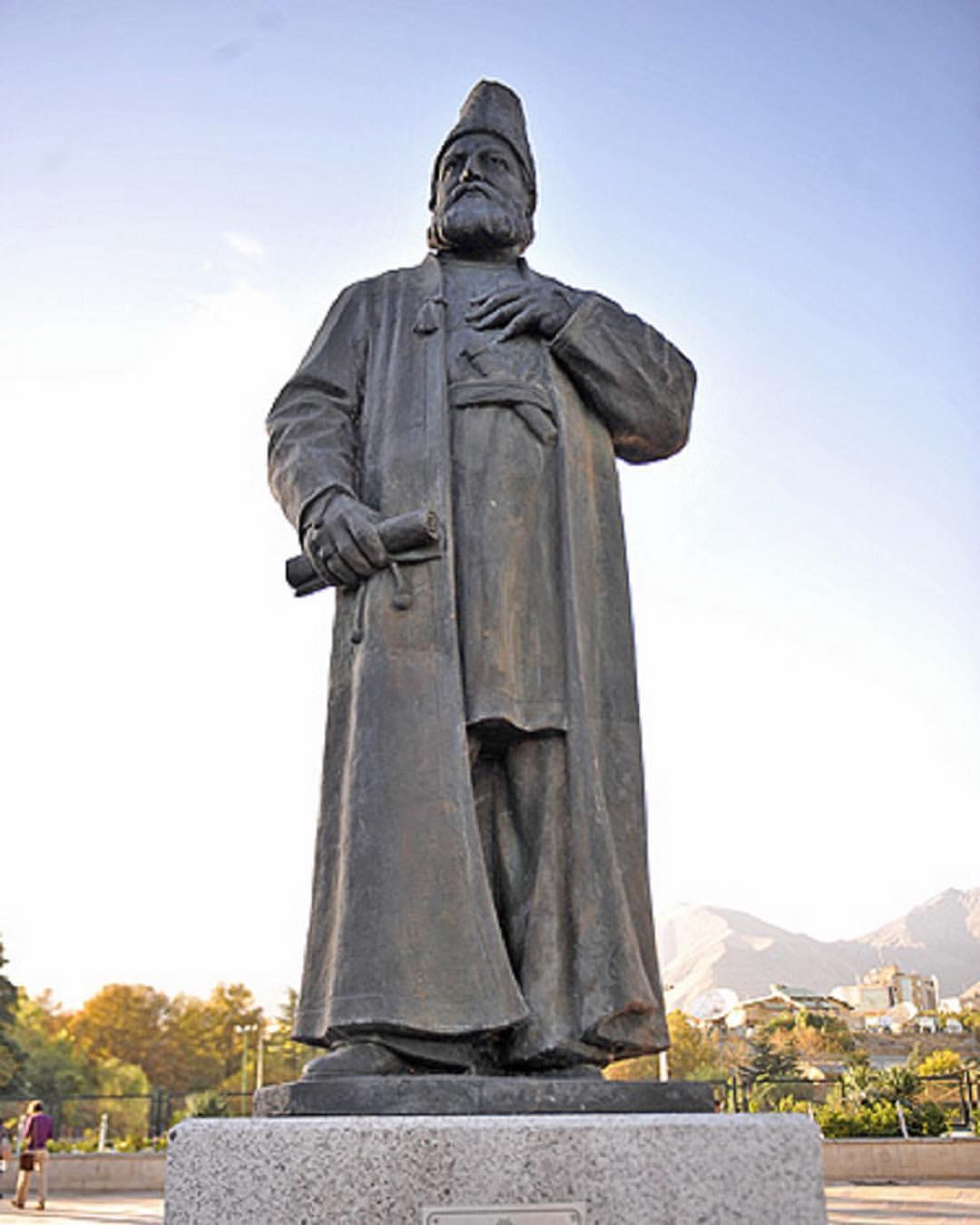 مجسمه امیرکبیر