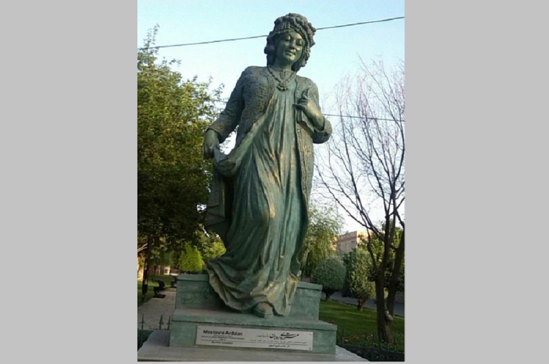 نصب-مجسمه-ماه‌شرف-خانم-اردلان-در-سنندج